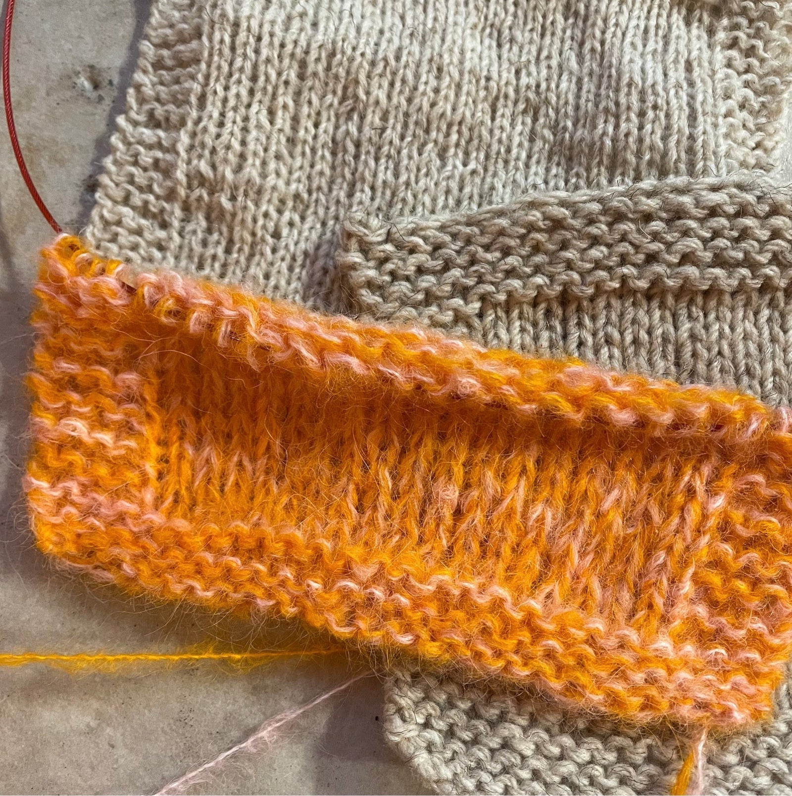 3 verschillende swatches, proeflapjes van handgeverfd garen van Wol Verhalen