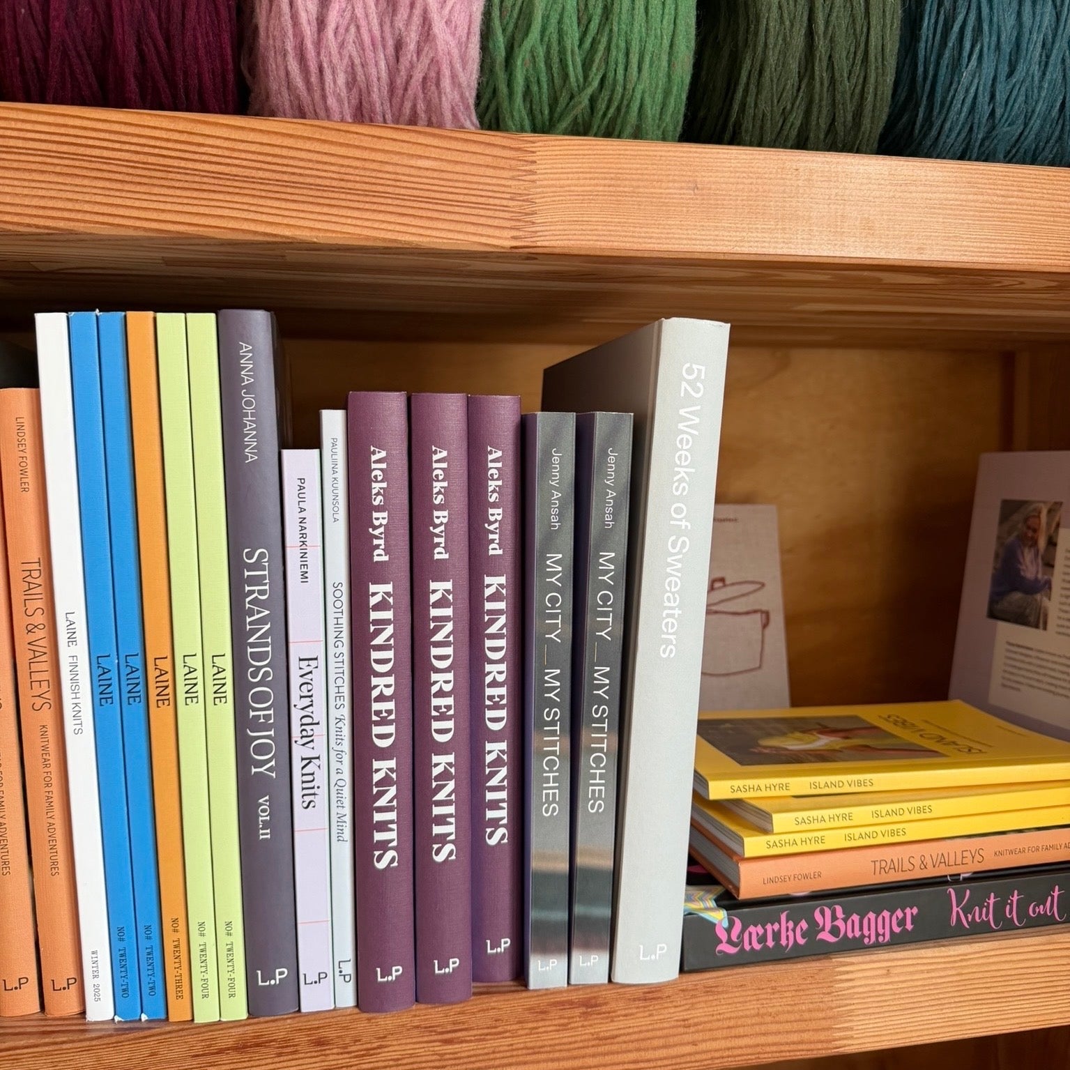 Plank in een boekenkast met brei boeken