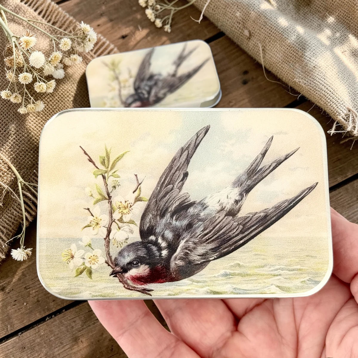 Firefly Notes  Notion tin met vintage afbeelding van een vliegende zwaluw met een bloesemtakje in de snavel