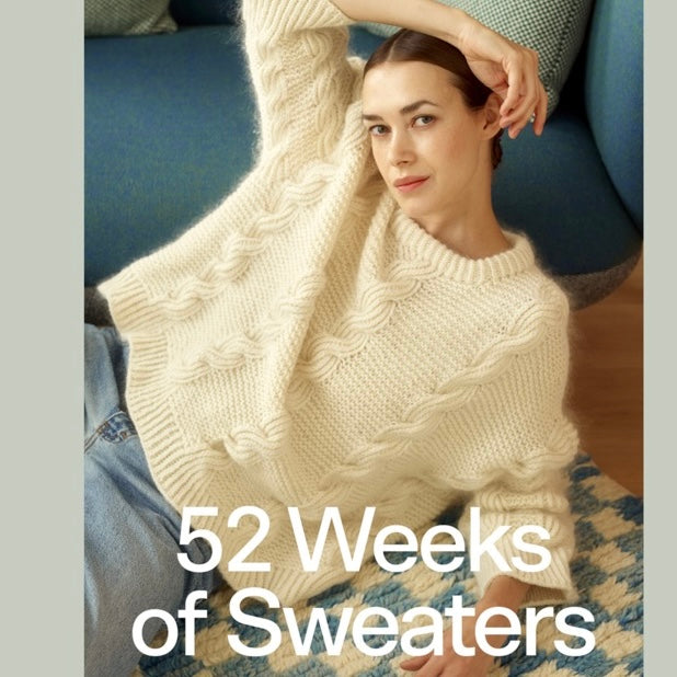 Boek 52 Weeks of Sweaters met 52 breipatronen voor truien van Laine Publishing