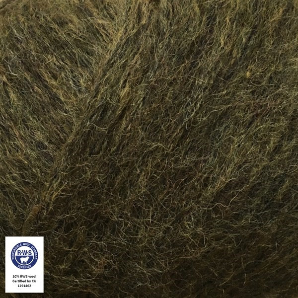 Close-up van een bol Snefnug-garen in een donker olijfgroene kleur. Dit lichte blowyarn heeft een kern van katoen met ingeblazen alpaca- en merinovezels, wat zorgt voor een luchtige, pluizige structuur. Onderaan zijn de RAS- en RWS-certificeringslogo's zichtbaar.
