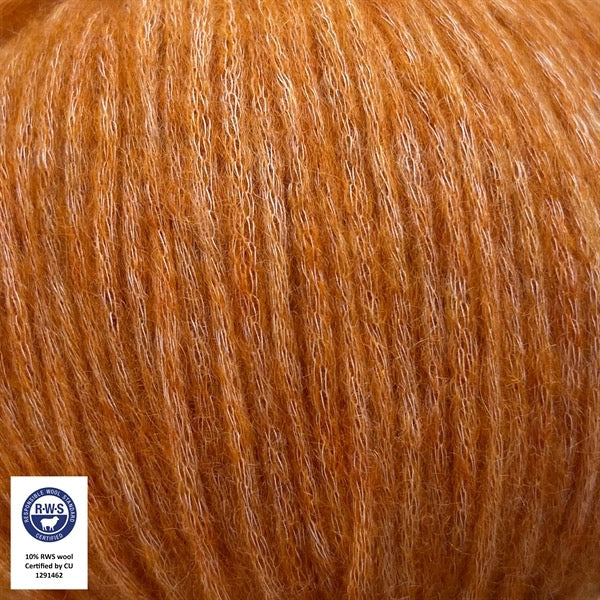 Close-up van een bol Snefnug-garen in een zachte oranje kleur. Dit lichte blowyarn heeft een kern van katoen met ingeblazen alpaca- en merinovezels, wat zorgt voor een luchtige, pluizige structuur. Onderaan zijn de RAS- en RWS-certificeringslogo's zichtbaar.