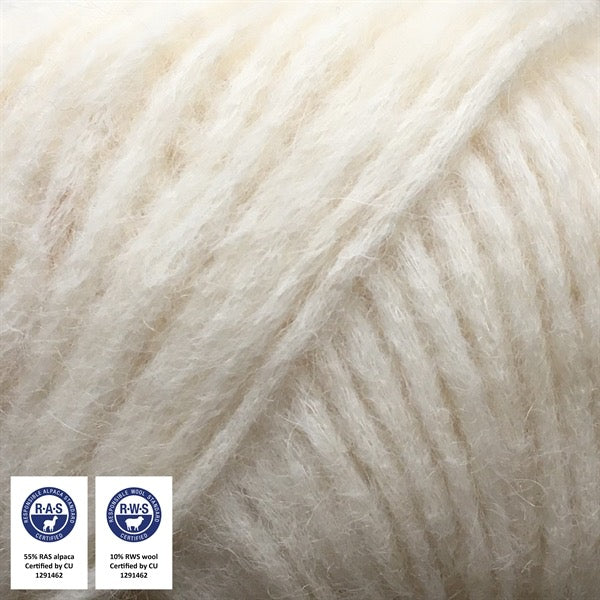 Close-up van een bol Snefnug-garen in een zachte, crèmewitte kleur. Dit lichte blowyarn heeft een kern van katoen met ingeblazen alpaca- en merinovezels, wat zorgt voor een luchtige, pluizige structuur. Onderaan zijn de RAS- en RWS-certificeringslogo's zichtbaar.