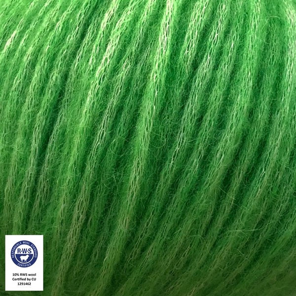 Close-up van een bol Snefnug-garen in een Jellybean groene kleur. Dit lichte blowyarn heeft een kern van katoen met ingeblazen alpaca- en merinovezels, wat zorgt voor een luchtige, pluizige structuur. Onderaan zijn de RAS- en RWS-certificeringslogo's zichtbaar.
