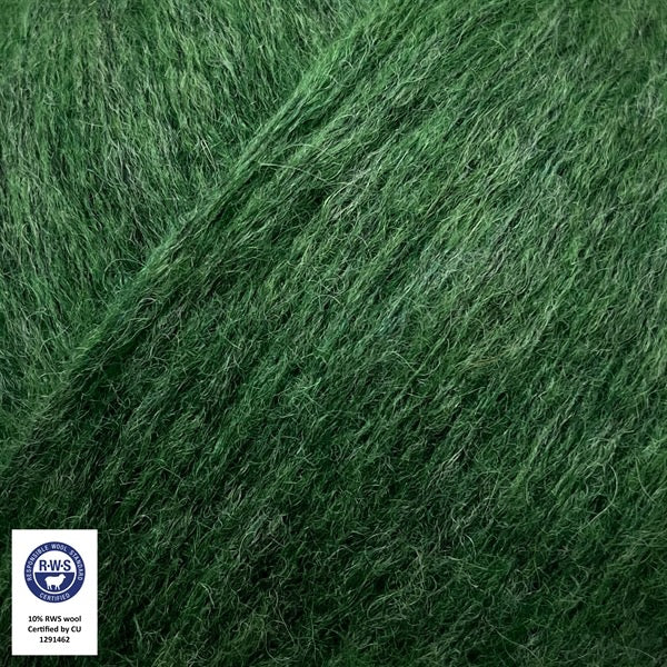 Close-up van een bol Snefnug-garen in een groene kleur. Dit lichte blowyarn heeft een kern van katoen met ingeblazen alpaca- en merinovezels, wat zorgt voor een luchtige, pluizige structuur. Onderaan zijn de RAS- en RWS-certificeringslogo's zichtbaar.