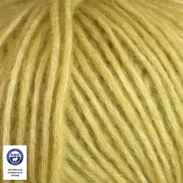 Close-up van een bol Snefnug-garen in een Lime kleur. Dit lichte blowyarn heeft een kern van katoen met ingeblazen alpaca- en merinovezels, wat zorgt voor een luchtige, pluizige structuur. Onderaan zijn de RAS- en RWS-certificeringslogo's zichtbaar.
