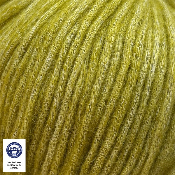 Close-up van een bol Snefnug-garen in een mosgroene kleur. Dit lichte blowyarn heeft een kern van katoen met ingeblazen alpaca- en merinovezels, wat zorgt voor een luchtige, pluizige structuur. Onderaan zijn de RAS- en RWS-certificeringslogo's zichtbaar.