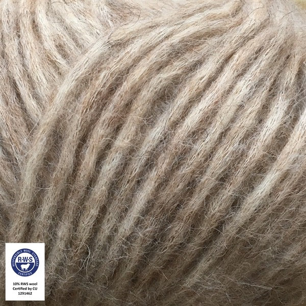Close-up van een bol Snefnug-garen in een grijs beige kleur. Dit lichte blowyarn heeft een kern van katoen met ingeblazen alpaca- en merinovezels, wat zorgt voor een luchtige, pluizige structuur. Onderaan zijn de RAS- en RWS-certificeringslogo's zichtbaar.