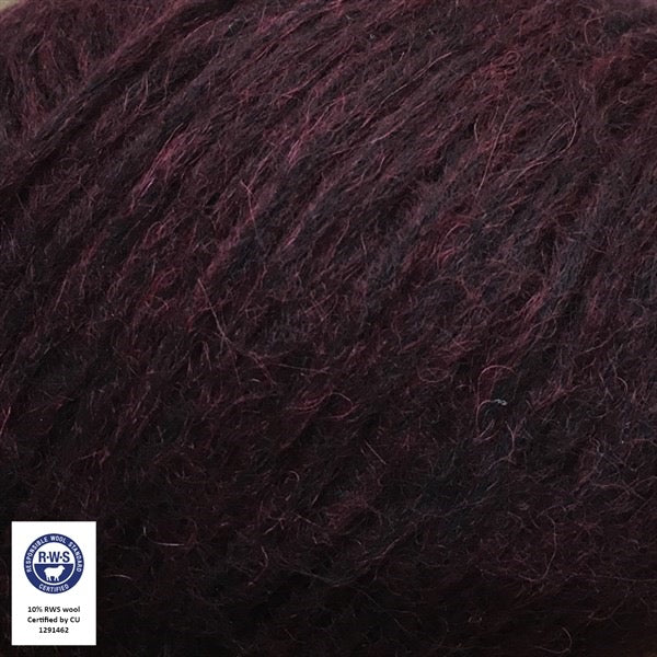 Close-up van een bol Snefnug-garen in een donkere bordeaux kleur. Dit lichte blowyarn heeft een kern van katoen met ingeblazen alpaca- en merinovezels, wat zorgt voor een luchtige, pluizige structuur. Onderaan zijn de RAS- en RWS-certificeringslogo's zichtbaar.