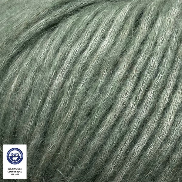Close-up van een bol Snefnug-garen in een zeegroene kleur. Dit lichte blowyarn heeft een kern van katoen met ingeblazen alpaca- en merinovezels, wat zorgt voor een luchtige, pluizige structuur. Onderaan zijn de RAS- en RWS-certificeringslogo's zichtbaar.