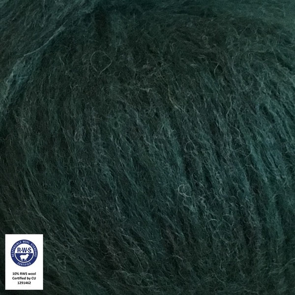 Close-up van een bol Snefnug-garen in een donker groene kleur. Dit lichte blowyarn heeft een kern van katoen met ingeblazen alpaca- en merinovezels, wat zorgt voor een luchtige, pluizige structuur. Onderaan zijn de RAS- en RWS-certificeringslogo's zichtbaar.