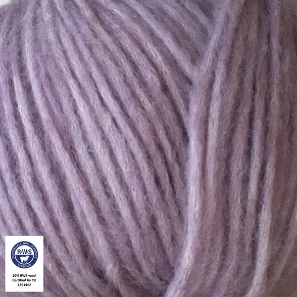 Close-up van een bol Snefnug-garen in een licht lila kleur. Dit lichte blowyarn heeft een kern van katoen met ingeblazen alpaca- en merinovezels, wat zorgt voor een luchtige, pluizige structuur. Onderaan zijn de RAS- en RWS-certificeringslogo's zichtbaar.