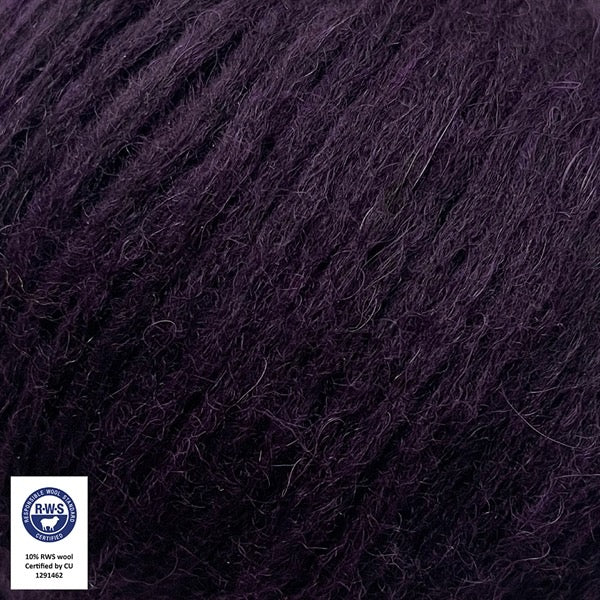 Close-up van een bol Snefnug-garen in een donker paarse kleur. Dit lichte blowyarn heeft een kern van katoen met ingeblazen alpaca- en merinovezels, wat zorgt voor een luchtige, pluizige structuur. Onderaan zijn de RAS- en RWS-certificeringslogo's zichtbaar.