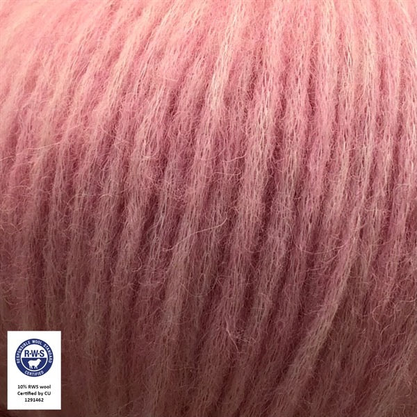 Close-up van een bol Snefnug-garen in een zachte, suikerspin roze kleur. Dit lichte blowyarn heeft een kern van katoen met ingeblazen alpaca- en merinovezels, wat zorgt voor een luchtige, pluizige structuur. Onderaan zijn de RAS- en RWS-certificeringslogo's zichtbaar.