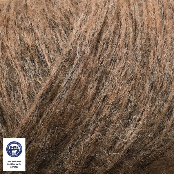 Close-up van een bol Snefnug-garen in een licht bruine kleur. Dit lichte blowyarn heeft een kern van katoen met ingeblazen alpaca- en merinovezels, wat zorgt voor een luchtige, pluizige structuur. Onderaan zijn de RAS- en RWS-certificeringslogo's zichtbaar.