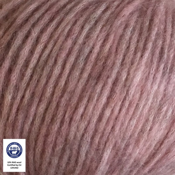 Close-up van een bol Snefnug-garen in een gemêleerde donker roze kleur. Dit lichte blowyarn heeft een kern van katoen met ingeblazen alpaca- en merinovezels, wat zorgt voor een luchtige, pluizige structuur. Onderaan zijn de RAS- en RWS-certificeringslogo's zichtbaar.