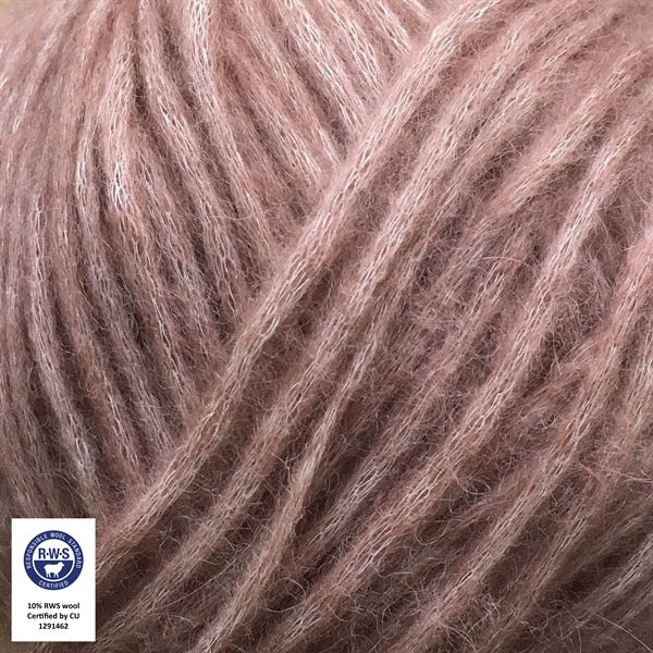 Close-up van een bol Snefnug-garen in een poederroze kleur. Dit lichte blowyarn heeft een kern van katoen met ingeblazen alpaca- en merinovezels, wat zorgt voor een luchtige, pluizige structuur. Onderaan zijn de RAS- en RWS-certificeringslogo's zichtbaar.