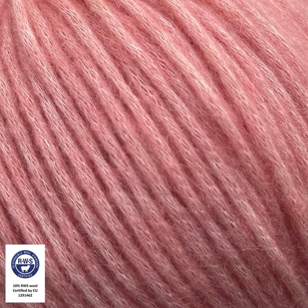 Close-up van een bol Snefnug-garen in een zachte, oudroze kleur. Dit lichte blowyarn heeft een kern van katoen met ingeblazen alpaca- en merinovezels, wat zorgt voor een luchtige, pluizige structuur. Onderaan zijn de RAS- en RWS-certificeringslogo's zichtbaar.