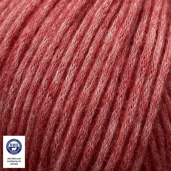 Close-up van een bol Snefnug-garen in een brændt rosa  kleur. Dit lichte blowyarn heeft een kern van katoen met ingeblazen alpaca- en merinovezels, wat zorgt voor een luchtige, pluizige structuur. Onderaan zijn de RAS- en RWS-certificeringslogo's zichtbaar.