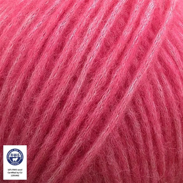 Close-up van een bol Snefnug-garen in een felle roze kleur. Dit lichte blowyarn heeft een kern van katoen met ingeblazen alpaca- en merinovezels, wat zorgt voor een luchtige, pluizige structuur. Onderaan zijn de RAS- en RWS-certificeringslogo's zichtbaar.