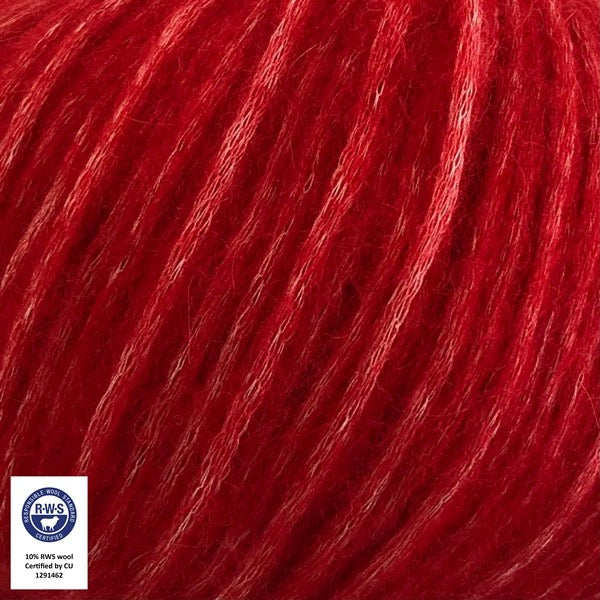 Close-up van een bol Snefnug-garen in een helder rode  kleur. Dit lichte blowyarn heeft een kern van katoen met ingeblazen alpaca- en merinovezels, wat zorgt voor een luchtige, pluizige structuur. Onderaan zijn de RAS- en RWS-certificeringslogo's zichtbaar.