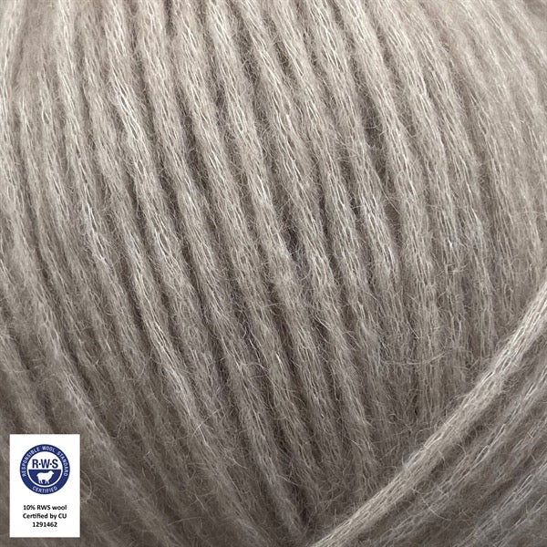 Close-up van een bol Snefnug-garen in een zachte, warm grijze kleur. Dit lichte blowyarn heeft een kern van katoen met ingeblazen alpaca- en merinovezels, wat zorgt voor een luchtige, pluizige structuur. Onderaan zijn de RAS- en RWS-certificeringslogo's zichtbaar.