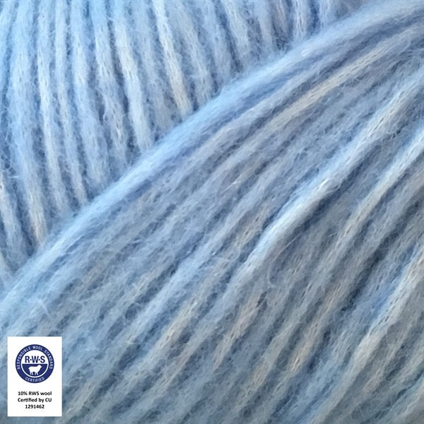 Close-up van een bol Snefnug-garen in een Duebla kleur. Dit lichte blowyarn heeft een kern van katoen met ingeblazen alpaca- en merinovezels, wat zorgt voor een luchtige, pluizige structuur. Onderaan zijn de RAS- en RWS-certificeringslogo's zichtbaar.