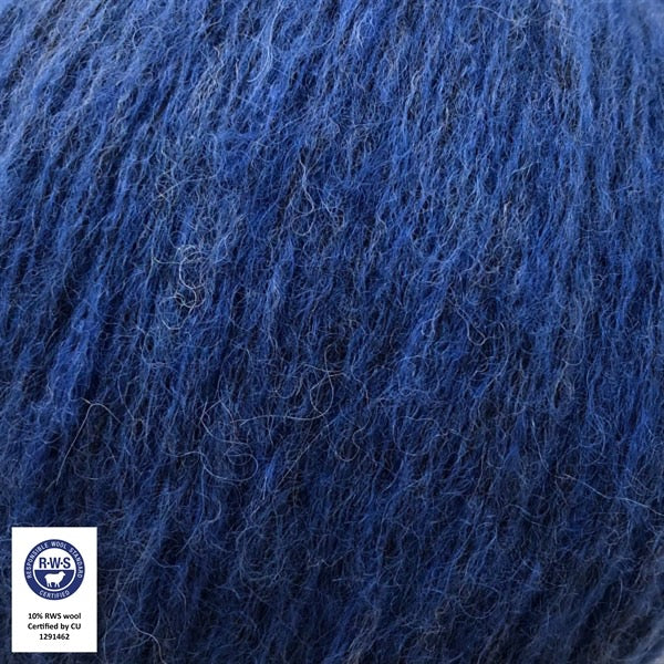Close-up van een bol Snefnug-garen in een Kongebla kleur. Dit lichte blowyarn heeft een kern van katoen met ingeblazen alpaca- en merinovezels, wat zorgt voor een luchtige, pluizige structuur. Onderaan zijn de RAS- en RWS-certificeringslogo's zichtbaar.