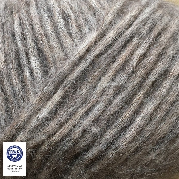 Close-up van een bol Snefnug-garen in een steengrijzekleur. Dit lichte blowyarn heeft een kern van katoen met ingeblazen alpaca- en merinovezels, wat zorgt voor een luchtige, pluizige structuur. Onderaan zijn de RAS- en RWS-certificeringslogo's zichtbaar.