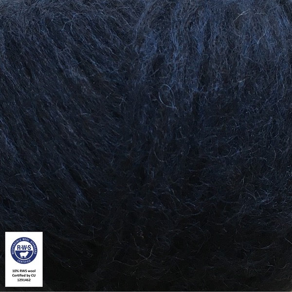 Close-up van een bol Snefnug-garen in een Marineblauwe kleur. Dit lichte blowyarn heeft een kern van katoen met ingeblazen alpaca- en merinovezels, wat zorgt voor een luchtige, pluizige structuur. Onderaan zijn de RAS- en RWS-certificeringslogo's zichtbaar.