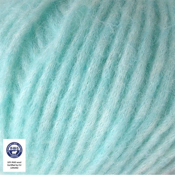 Close-up van een bol Snefnug-garen in een Lys Turkis kleur. Dit lichte blowyarn heeft een kern van katoen met ingeblazen alpaca- en merinovezels, wat zorgt voor een luchtige, pluizige structuur. Onderaan zijn de RAS- en RWS-certificeringslogo's zichtbaar.
