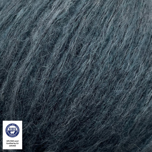 Close-up van een bol Snefnug-garen in een Antracit kleur. Dit lichte blowyarn heeft een kern van katoen met ingeblazen alpaca- en merinovezels, wat zorgt voor een luchtige, pluizige structuur. Onderaan zijn de RAS- en RWS-certificeringslogo's zichtbaar.