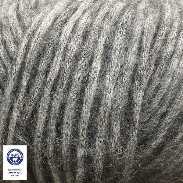 Close-up van een bol Snefnug-garen in een gemêleerde grijze kleur. Dit lichte blowyarn heeft een kern van katoen met ingeblazen alpaca- en merinovezels, wat zorgt voor een luchtige, pluizige structuur. Onderaan zijn de RAS- en RWS-certificeringslogo's zichtbaar.