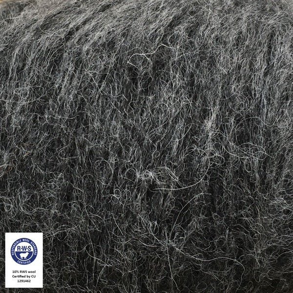 Close-up van een bol Snefnug-garen in een donker grijze kleur. Dit lichte blowyarn heeft een kern van katoen met ingeblazen alpaca- en merinovezels, wat zorgt voor een luchtige, pluizige structuur. Onderaan zijn de RAS- en RWS-certificeringslogo's zichtbaar.