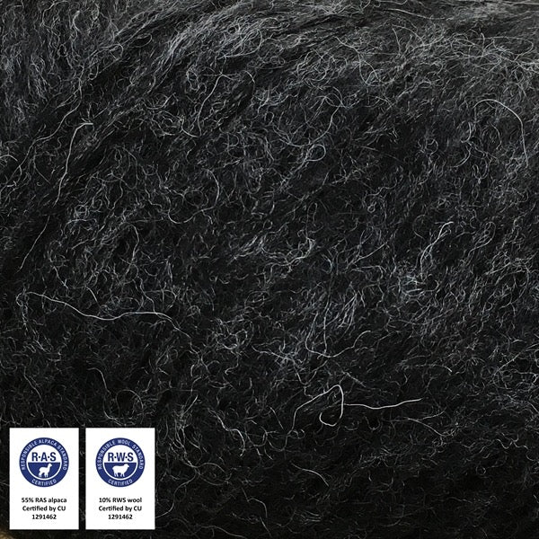 Close-up van een bol Snefnug-garen in een antraciet kleur. Dit lichte blowyarn heeft een kern van katoen met ingeblazen alpaca- en merinovezels, wat zorgt voor een luchtige, pluizige structuur. Onderaan zijn de RAS- en RWS-certificeringslogo's zichtbaar.