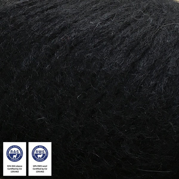 Close-up van een bol Snefnug-garen in een zwarte  kleur. Dit lichte blowyarn heeft een kern van katoen met ingeblazen alpaca- en merinovezels, wat zorgt voor een luchtige, pluizige structuur. Onderaan zijn de RAS- en RWS-certificeringslogo's zichtbaar.