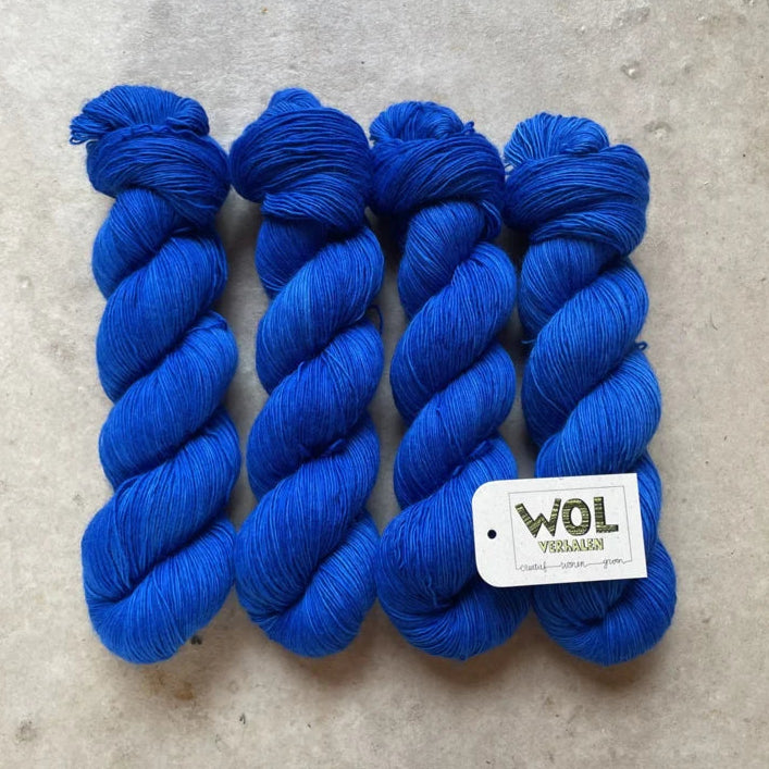 4 strengen helder blauw handgeverfd garen