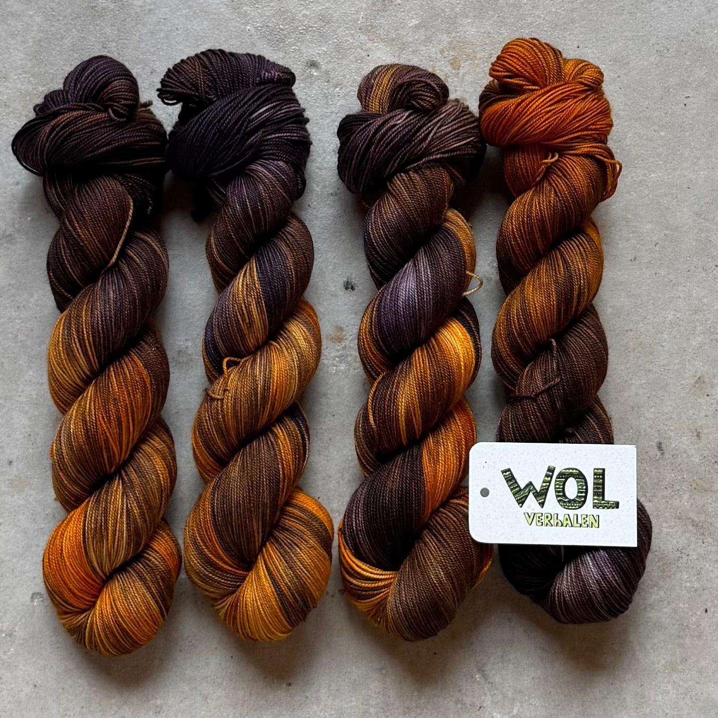 4 strengen handgeverfde sokkenwol in Oranje, bruine en aubergine, donker paarse tinten