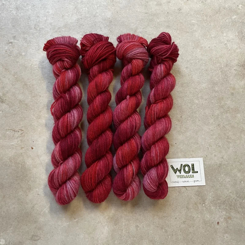 5 strengen handgeverfde Exmoor Sock in de kleur multi roze rood