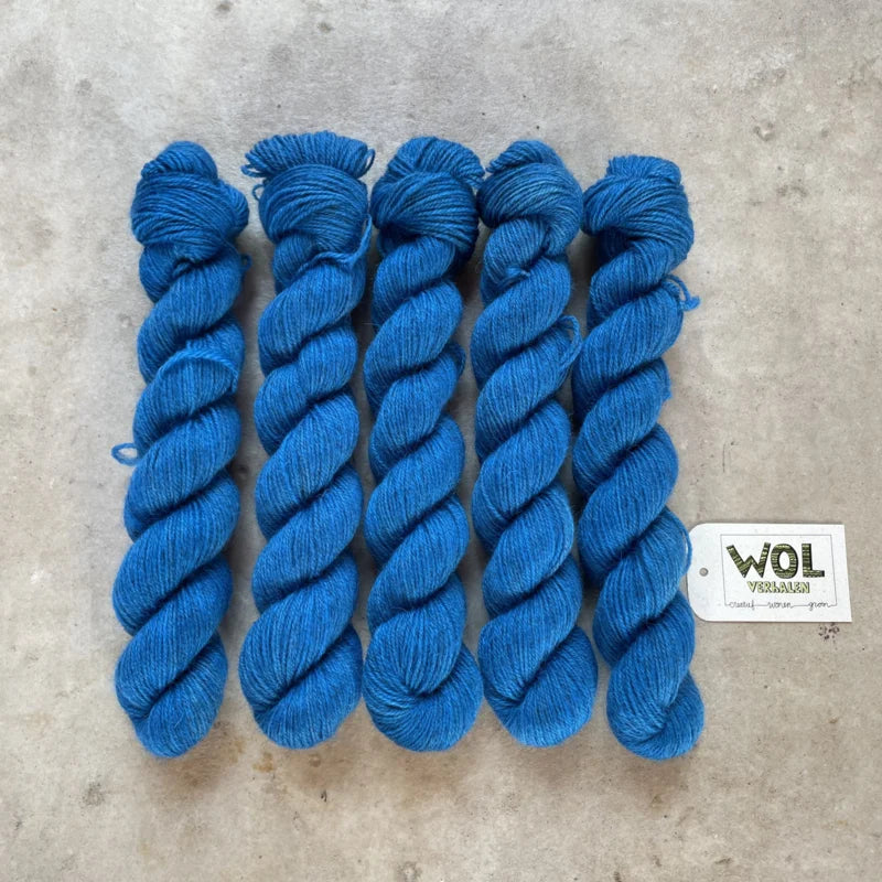 5 strengen handgeverfde Exmoor Sock in de kleur Helder blauw