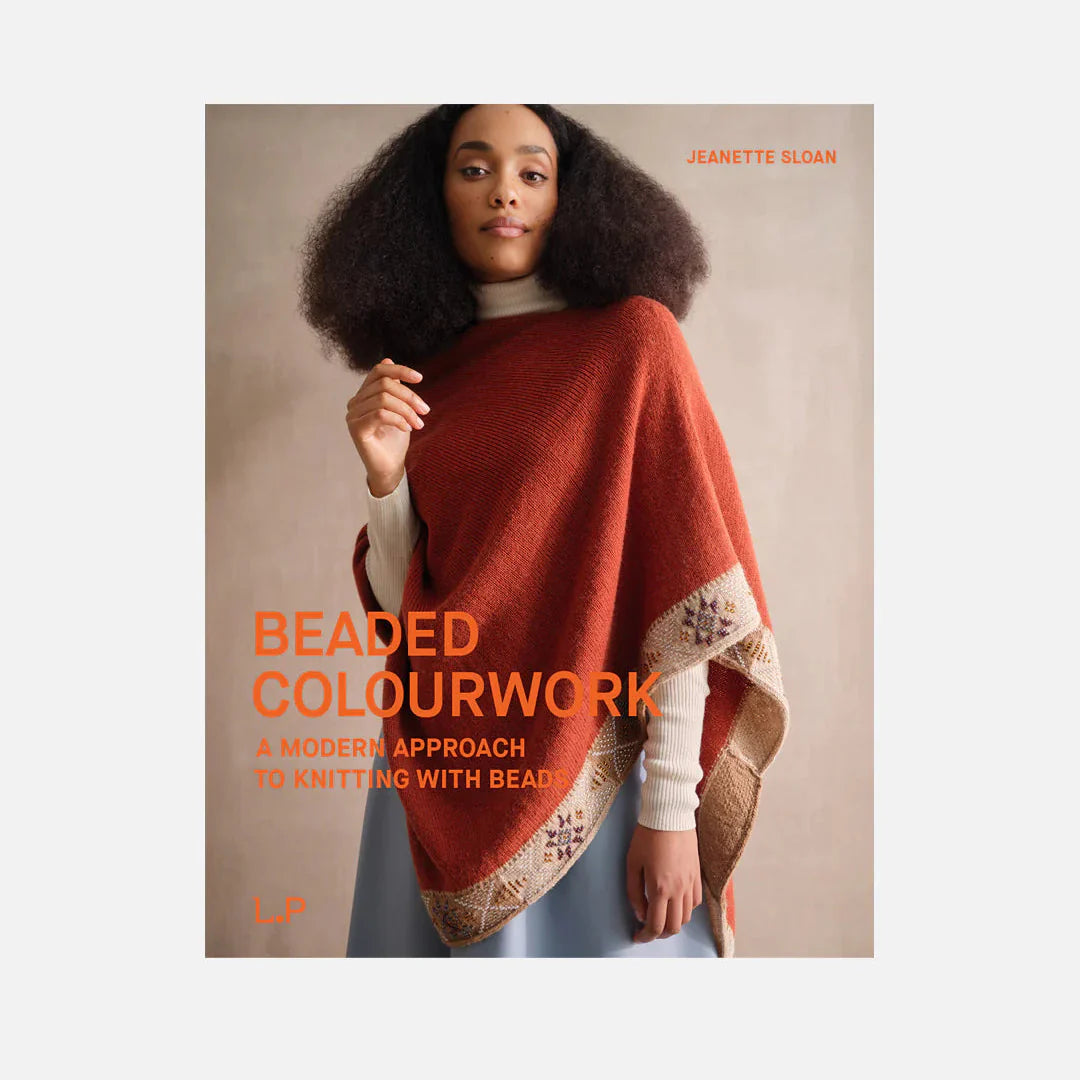 De omslag van het boek Beaded Colourwork van Jeanette Sloan een moderne benadering van breien met beads. 