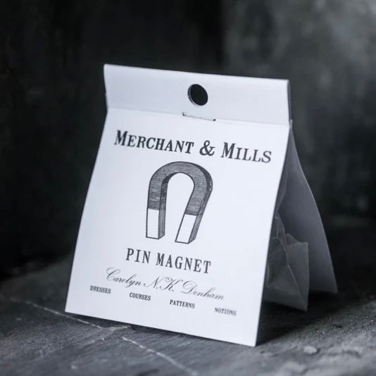 Een spelden magneet in verpakking van Merchant and Mills
