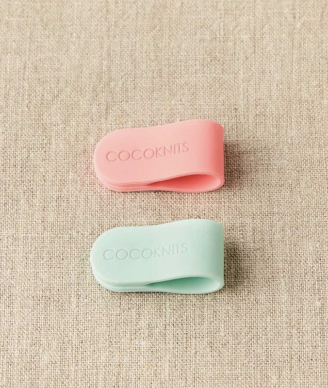 Een roze en een blauwe magnetische makers clip
