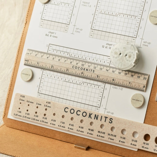 2 magnetische linialen op een makers board van Cocoknits 