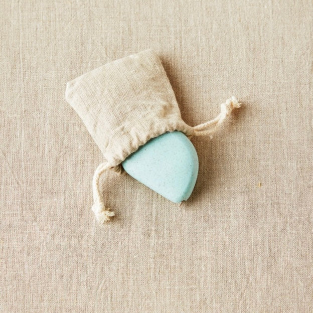 Tape measure van Cocoknits in zee blauwe kleur op een canvas zakje