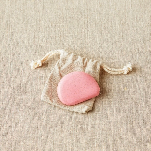 Tape measure van Cocoknits in roze kleur op een canvas zakje