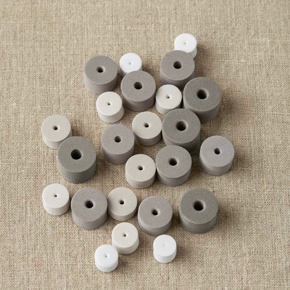 Neutrale stitch stoppers voor op de punten van je breinaalden in verschillende grijze tinten 
