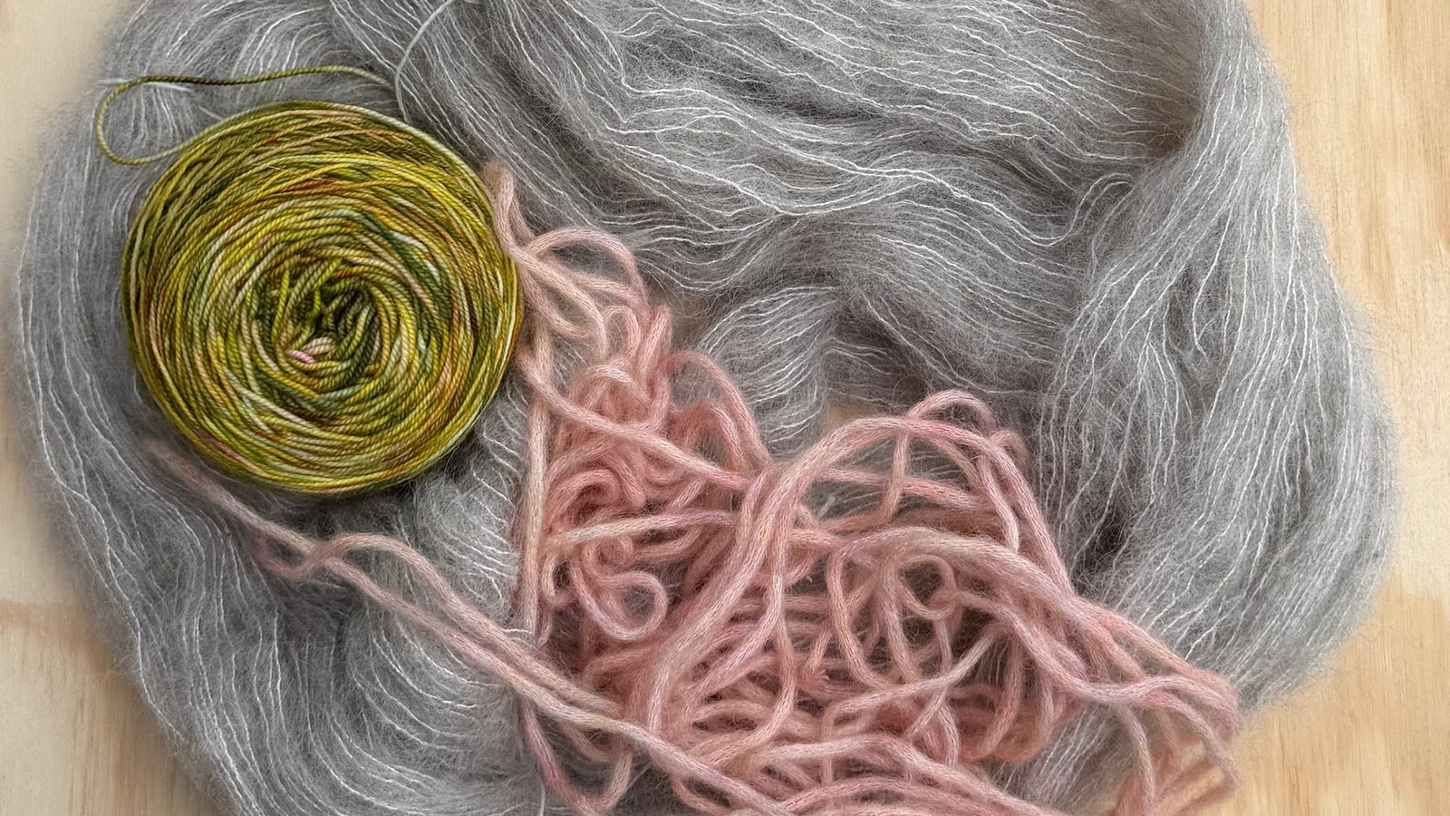 3 verschillende garens, een handgeverfde multicolour Soft Merino een ongeverfde brushed lace en een blowyarn in het roze 