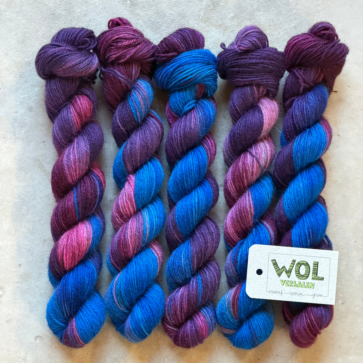 5 strengen handgeverfde Exmoor Sock in de blauw, paars, roze tinten