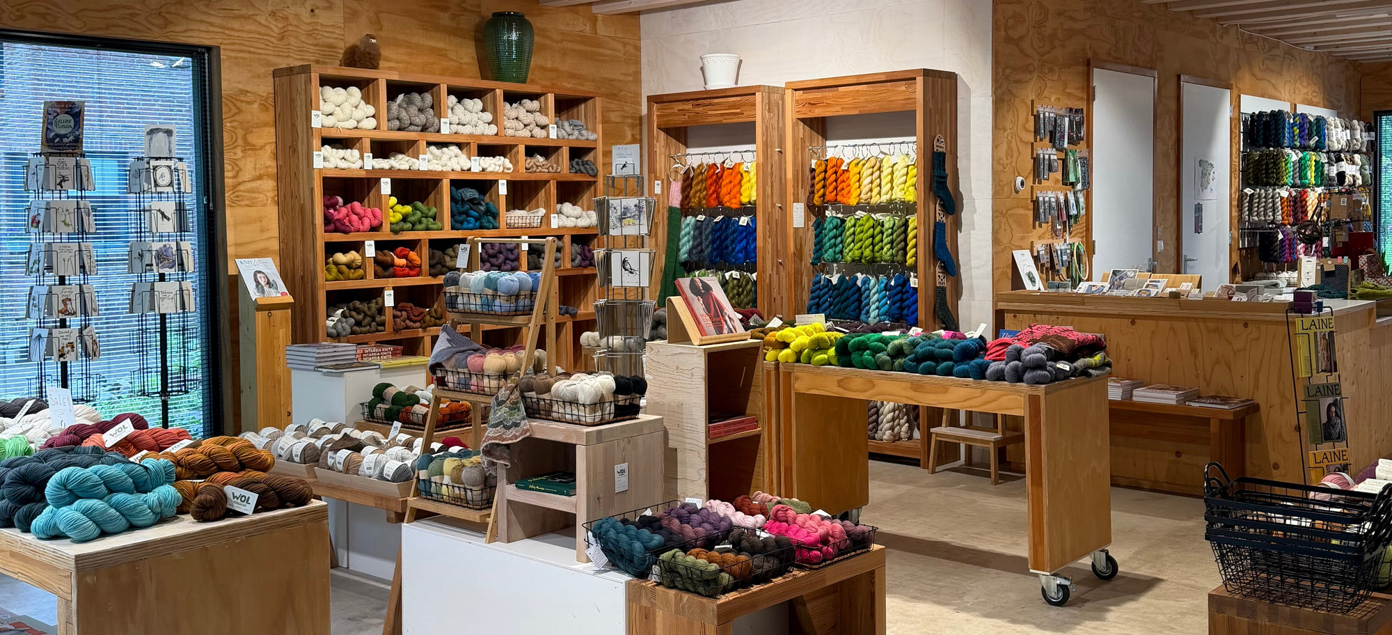 De winkel van Wol Verhalen in Tynaarlo met met alle kleurrijke strengen wol en garens